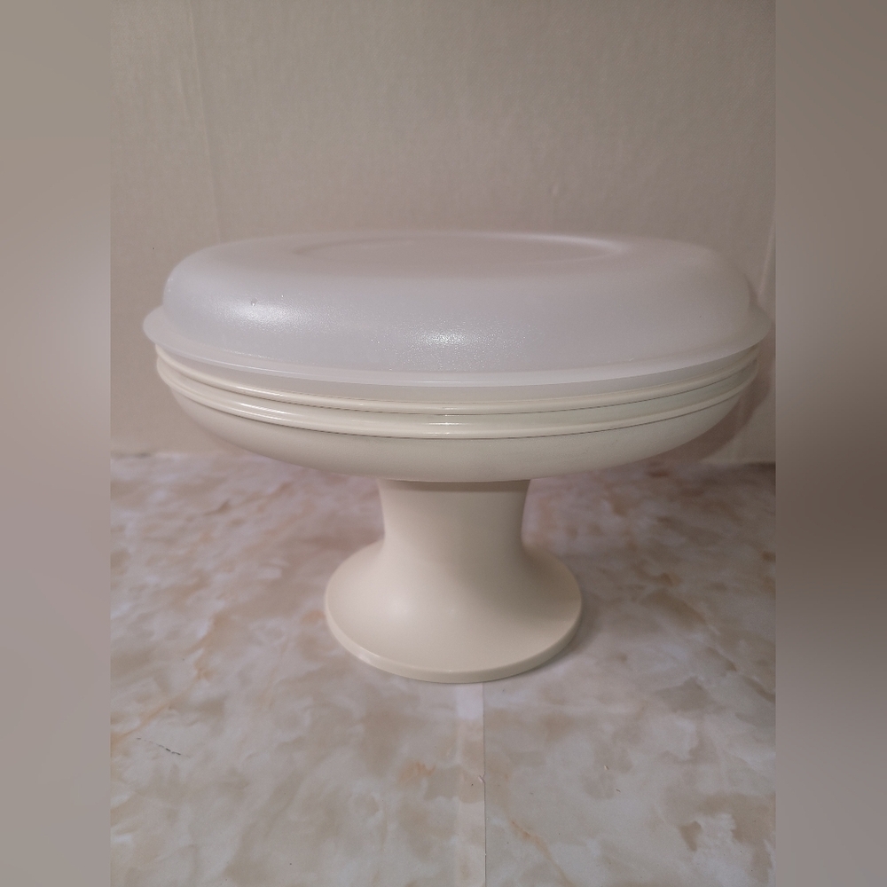 Vintage Tupperware Cake Stand/Serving Dish with Lid